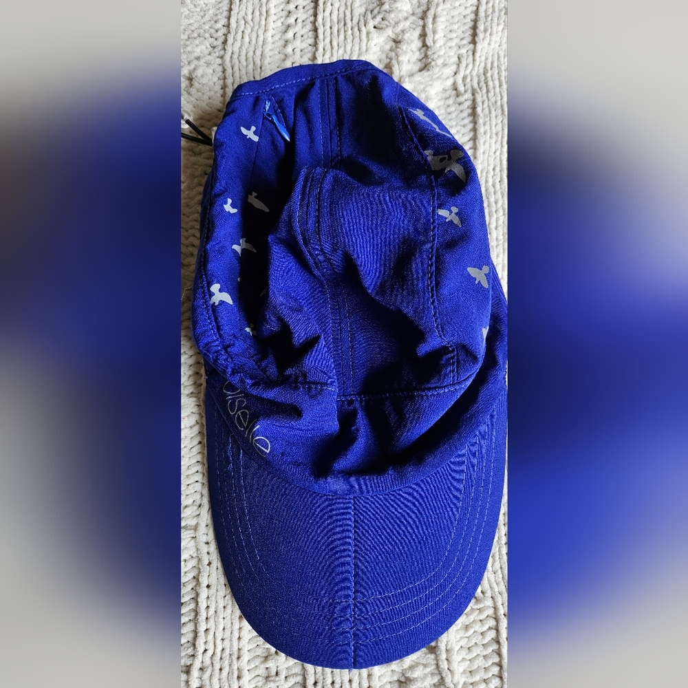 Oiselle foldable running hat.